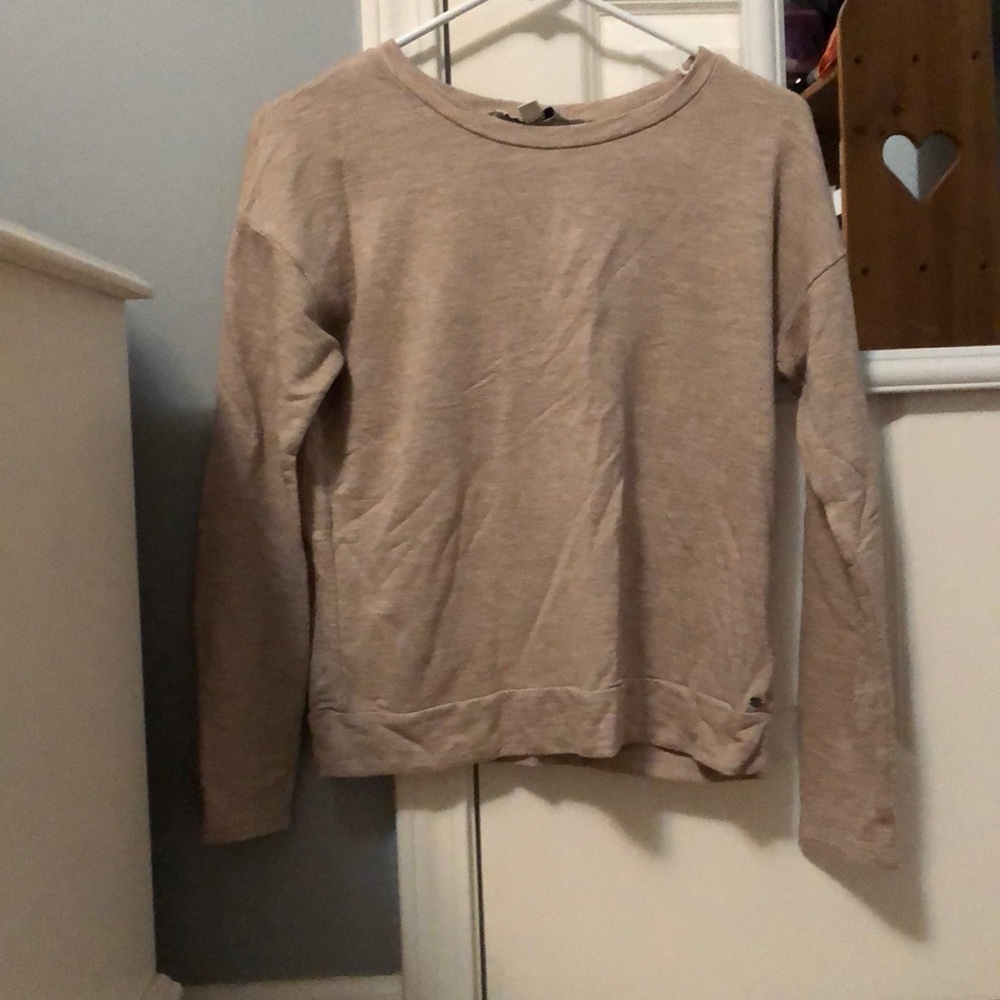 Long sleeve shirt key hole back